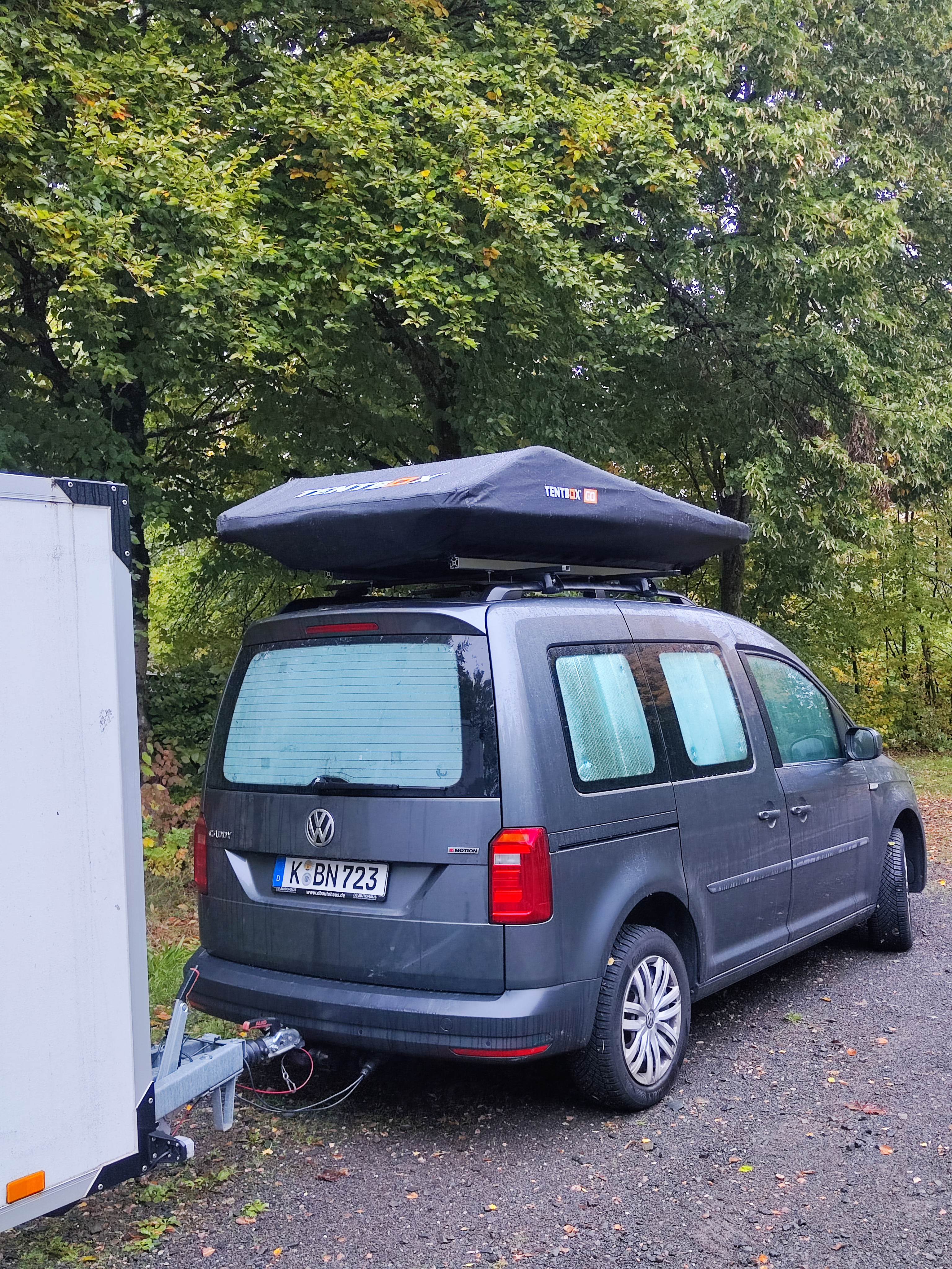 Dachzelt auf dem PKW im geschlossenen Zustand