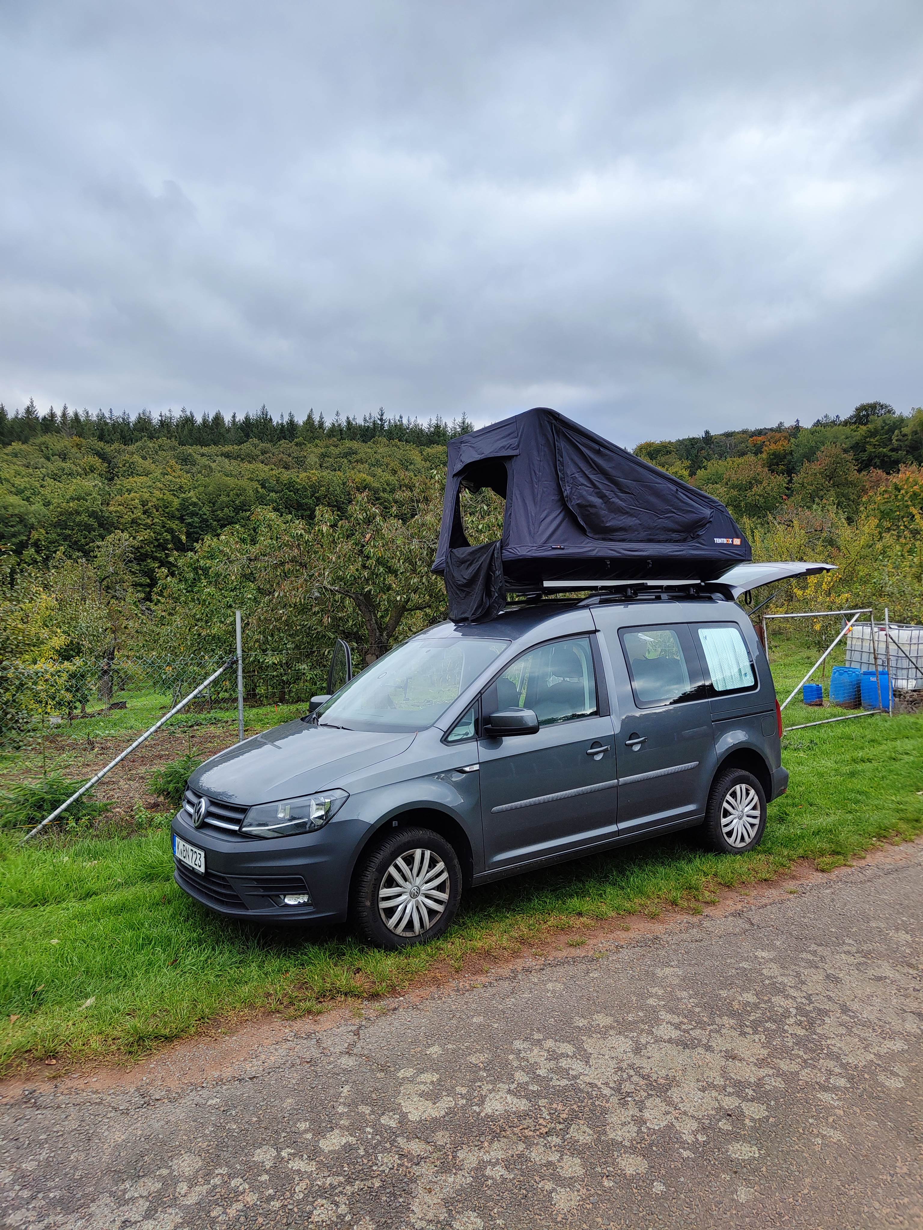 Dachzelt auf dem PKW im geöffneten Zustand