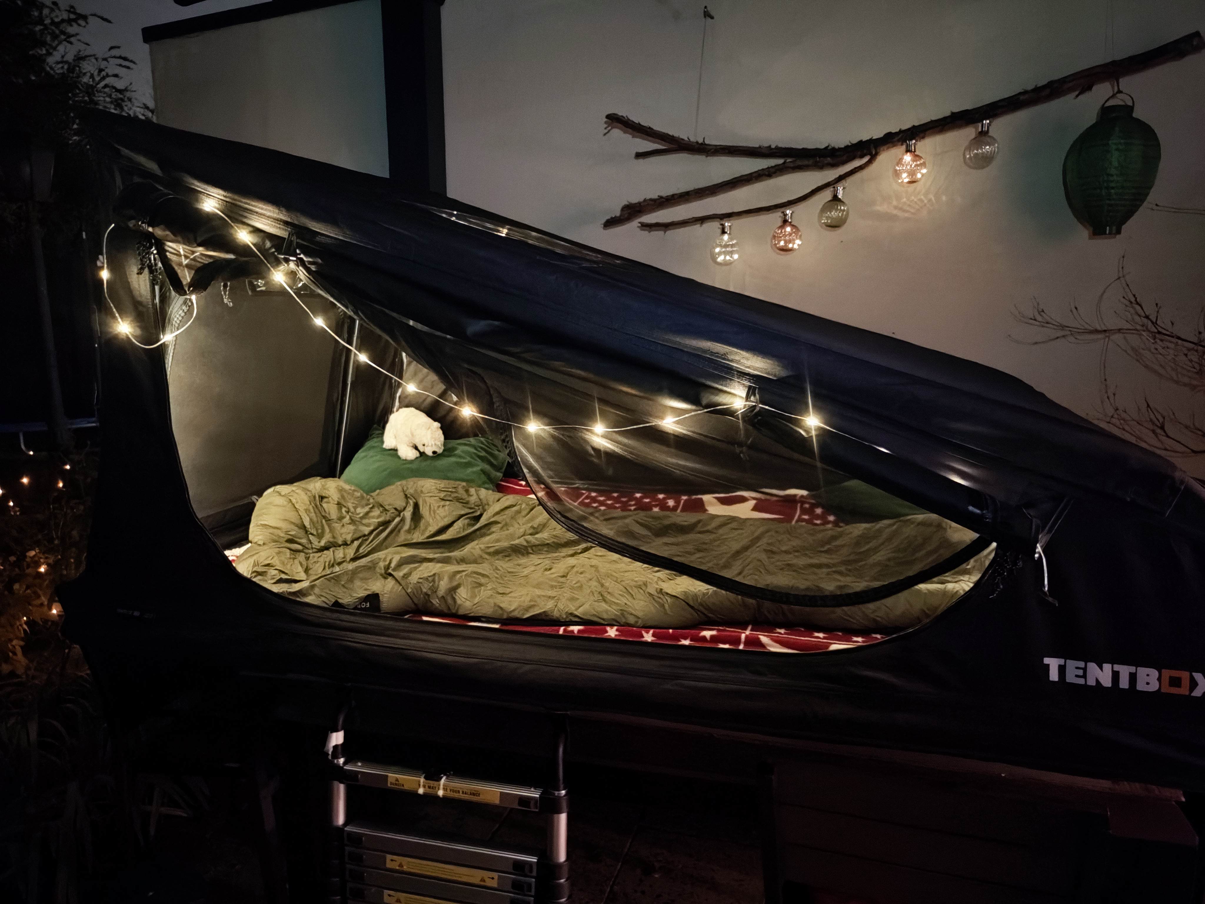 Dachzelt innen mit Lichterkette bei Nacht