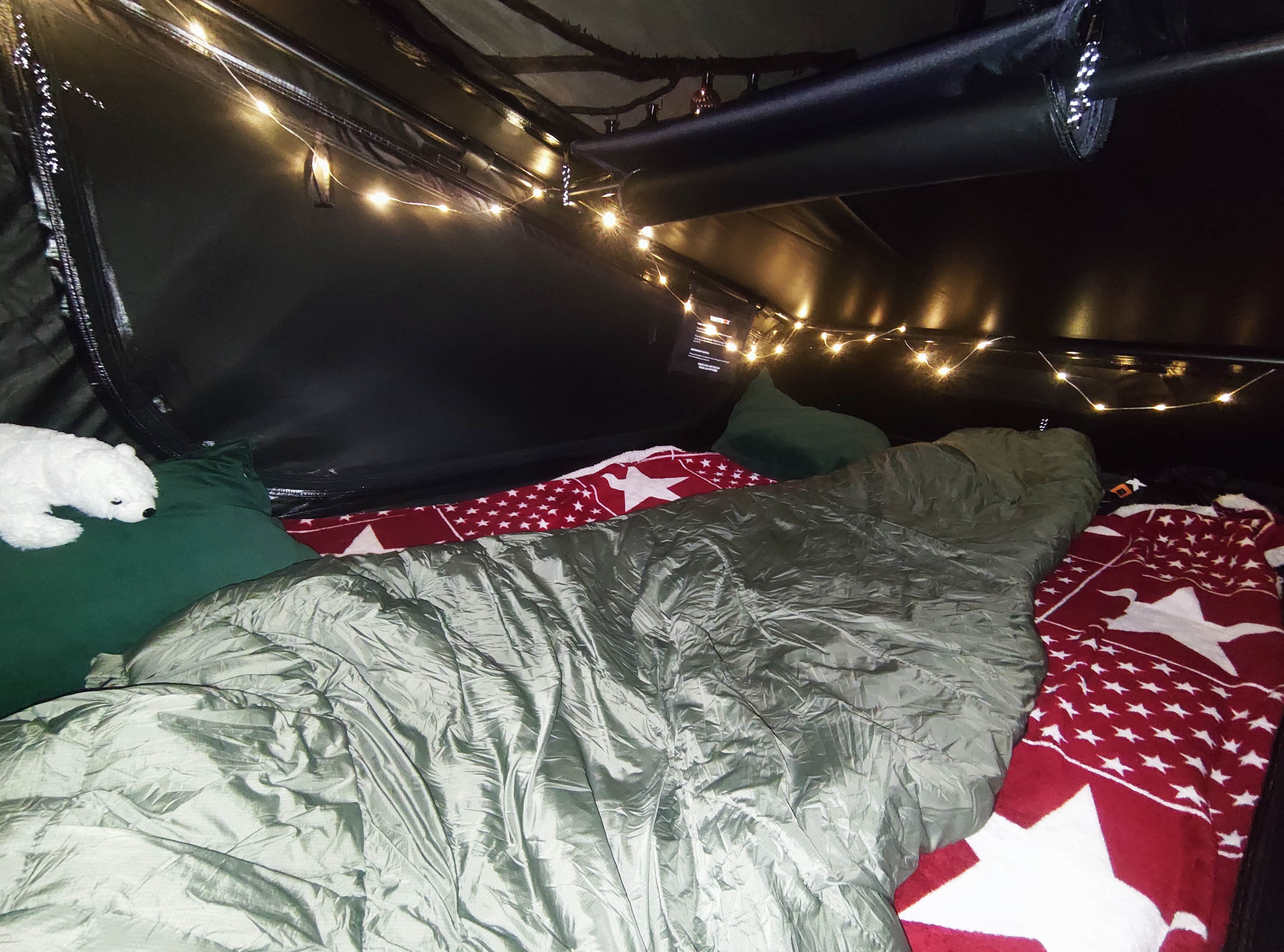 Dachzelt Innenansicht mit Schlafsack und Kissen
