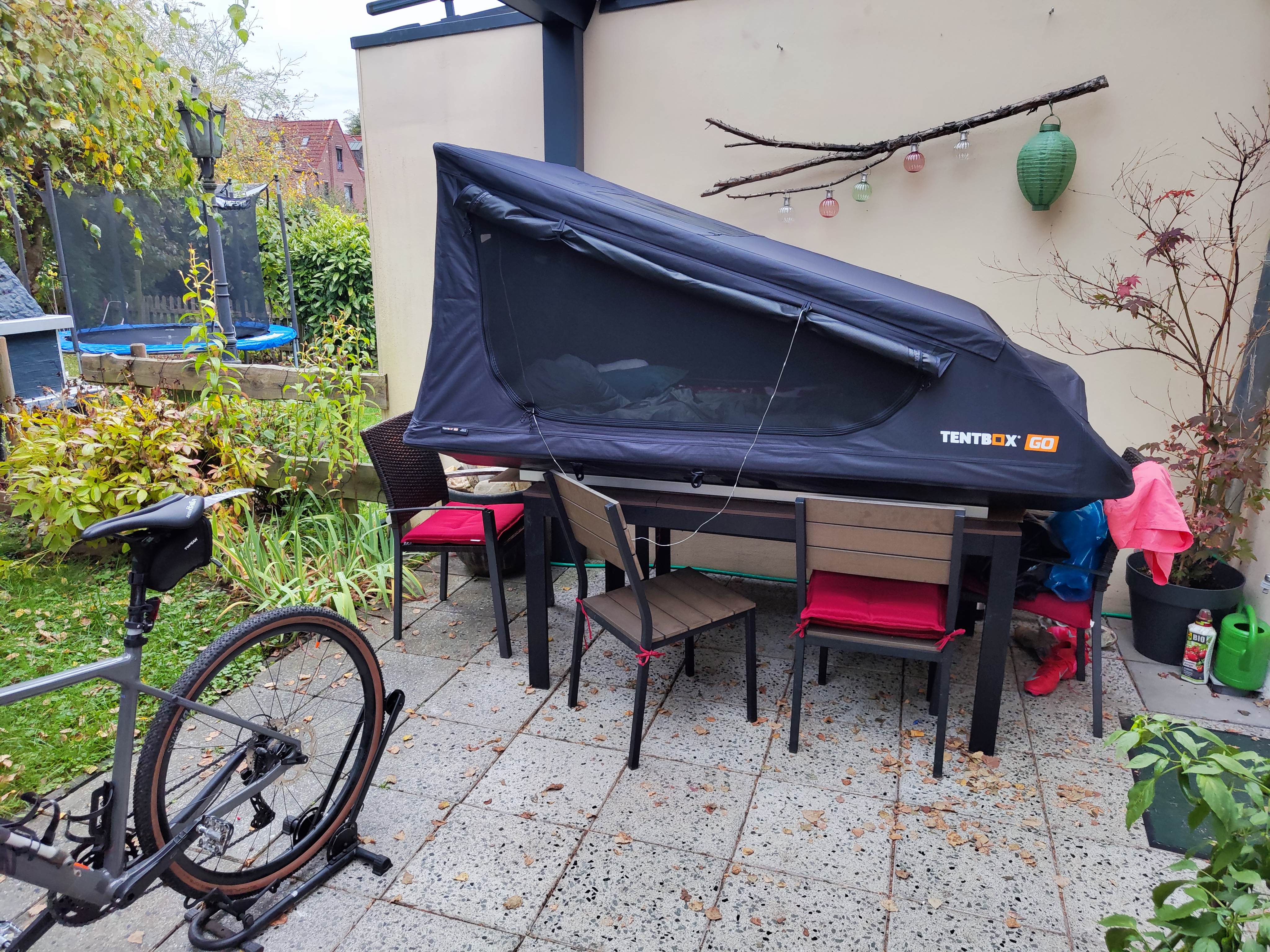 Dachzelt auf Tisch aufgebaut, seitliche Ansicht